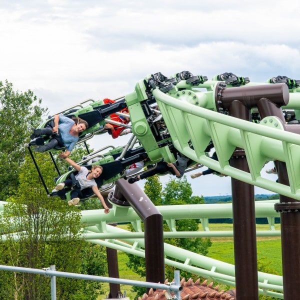 Suspendez vos Pieds et Osez l'Inconnu avec le roller coaster Orochi